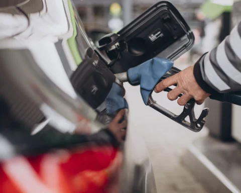 Tensao no Oriente Medio pressiona petroleo e ja impacta preco do diesel .webp