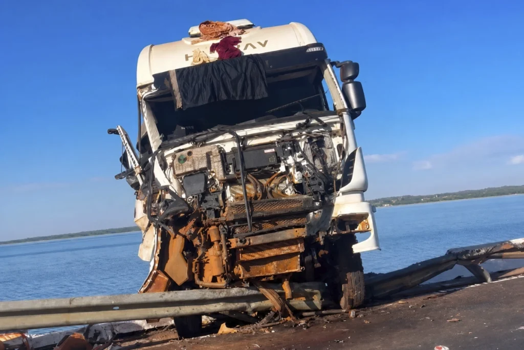 Caminhão cai em ribanceira após atingir poste e proteção da ponte em Palmas