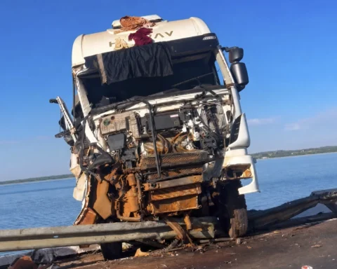 Caminhão cai em ribanceira após atingir poste e proteção da ponte em Palmas