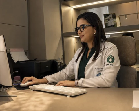 Professora da Afya Porto, Núbia Cristina