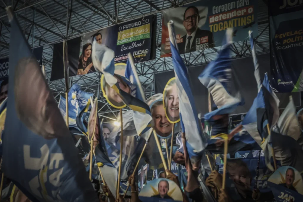 Publico vibra durante lançamento da candidatura de Jair Farias, com badeiras ergidas e um coro o ovacionou durante sua fala